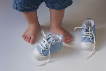 「まだ履ける」は危ない? サイズアウトした靴が子どもの足に与える3つのリスク