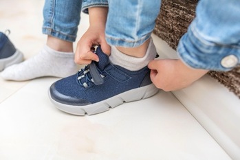 買ったばかりの靴、なぜ痛がるの? 座ったときと立ったときで変わる子どもの足のヒミツ