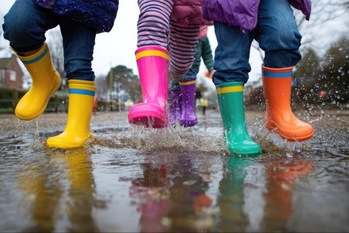 子どもに長靴は良くない? 足を守る3つのポイントと雨の日の靴選び
