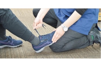 靴は『かかとトントン』で疲れにくくなる｜正しい履き方3ステップ
