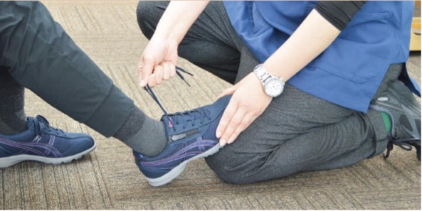 靴は『かかとトントン』で疲れにくくなる｜正しい履き方3ステップ