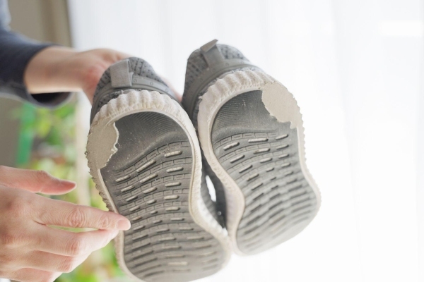 靴底の外側が減るのはなぜ？　知っておきたい足のサインと、親子で始める健康な歩き方