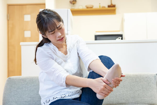 足幅が広がる 「開帳足」の原因とは？　偏平足・幅広足との違いと正しい対策