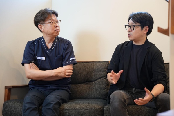 株式会社Physical Wave Resonance 代表取締役 山岸氏（左）、シューマート 企画部長 杵淵（右）