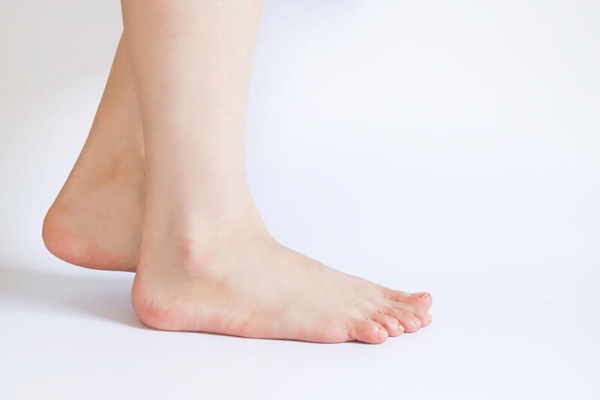 座って測る vs 立って測る｜ 正しい 足のサイズの測り方