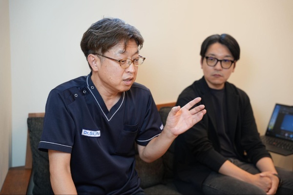 株式会社Physical Wave Resonance 代表取締役 山岸氏（左）、シューマート 企画部長 杵淵（右）