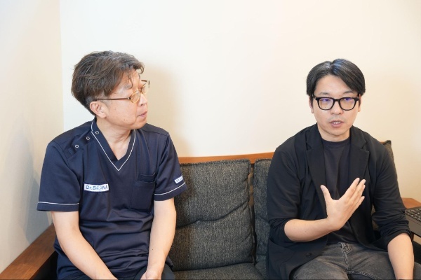 株式会社Physical Wave Resonance 代表取締役 山岸氏（左）、シューマート 企画部長 杵淵（右）
