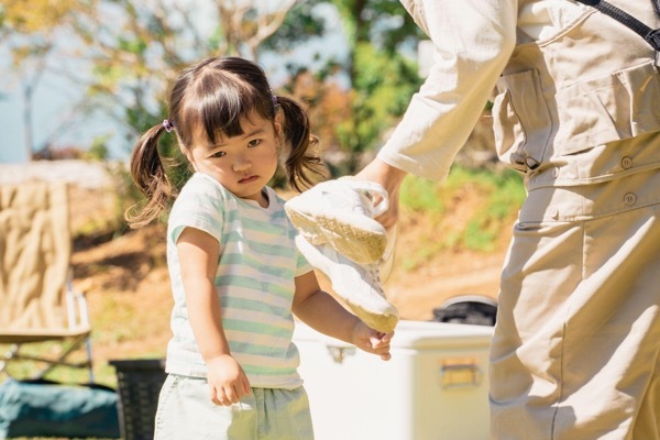 子どもの靴、かかとの内側だけ減るのはなぜ？　歩き方のクセに隠されたサインとかんたん足もとチェック